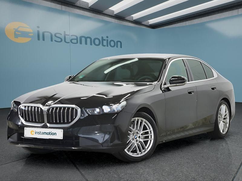 Schwarz Gebraucht 2024 BMW 520 Limousine | 50.849 € (Superpreis) - Bild 1/4