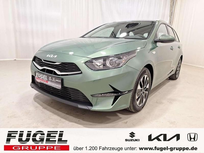 Experience green met. Neu 2025 Kia Ceed Sportswagon Play Kombi | 25.499 € (Fairer Preis) - Bild 1/4