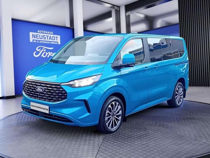 Digital aqua blue metallic Neu 2025 Ford Tourneo Titanium X Van / Kleinbus | 64.990 € (Fairer Preis) - Bild 1/4