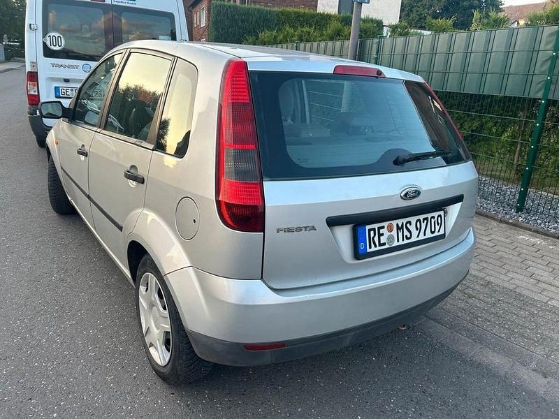 Gebraucht Ford Fiesta 60 PS (44 kW) 2003 Silber Limousine