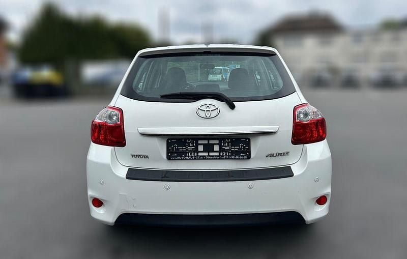 Gebraucht Toyota Auris Edition 99 PS (72 kW) 2012 Weiß Limousine