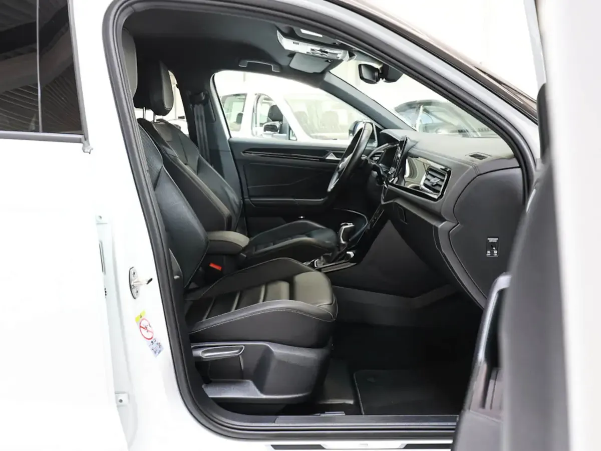 Gebraucht VW T-Roc R-line 150 PS (110 kW) 2024 Weiss / pure white SUV