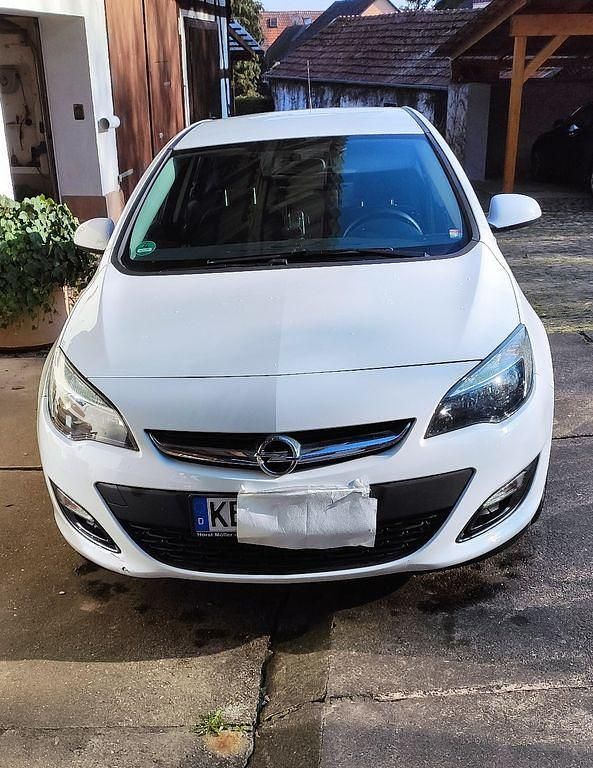 Gebraucht Opel Astra 101 PS (74 kW) 2014 Weiß Limousine