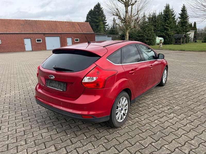 Gebraucht Ford Focus Titanium 116 PS (85 kW) 2011 Rot Limousine