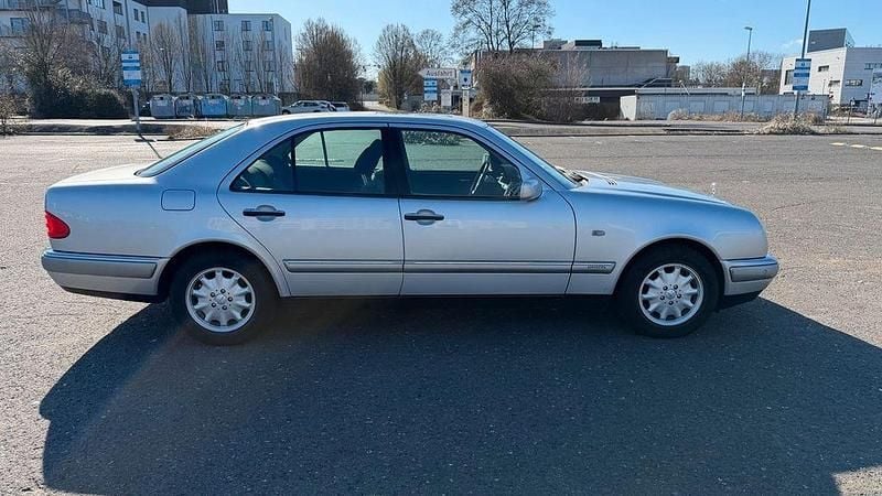 Gebraucht Mercedes E240 Elegance 170 PS (125 kW) 1999 Silber Limousine