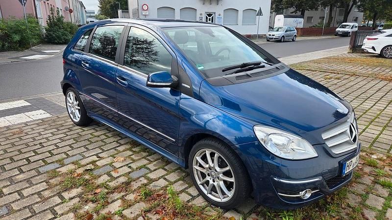 Gebraucht Mercedes B180 116 PS (85 kW) 2012 Blau Van / Kleinbus