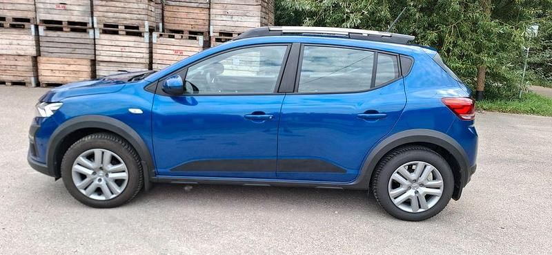 Blau Gebraucht 2023 Dacia Sandero Stepway Kleinwagen | 16.000 € (Fairer Preis) - Bild 1/4