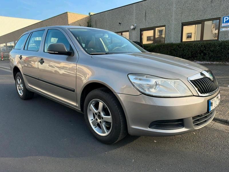 Gebraucht Skoda Octavia 105 PS (77 kW) 2011 Grau Kombi