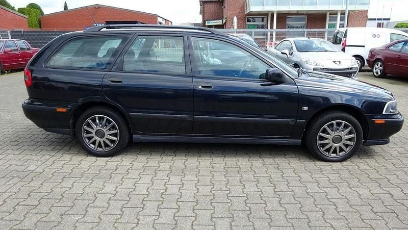 Gebraucht Volvo V40 122 PS (89 kW) 2000 Schwarz Kombi
