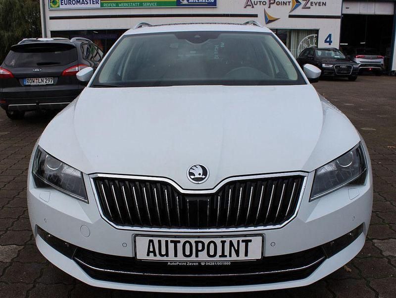 Gebraucht Skoda Superb LAURIN & KLEMENT 179 PS (131 kW) 2017 Weiß Kombi