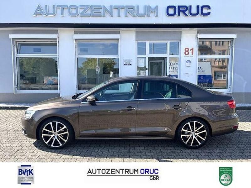Braun Gebraucht 2012 VW Jetta Highline Limousine | 7.980 € (Fairer Preis) - Bild 1/4