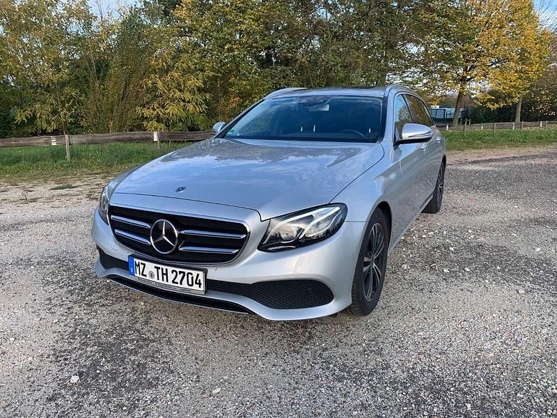 Silber Gebraucht 2020 Mercedes E220 Kombi | 25.900 € (Guter Preis) - Bild 1/4