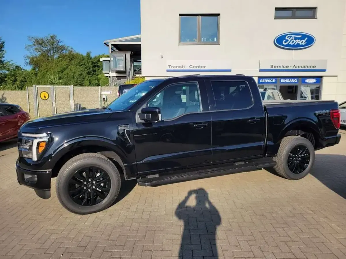 Neu Ford V8 Lariat 405 PS (297 kW) 2026 Agate black metallic SUV