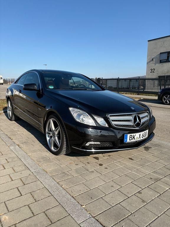 Schwarz Gebraucht 2010 Mercedes E250 Avantgarde Coupé | 9.900 € (Guter Preis) - Bild 1/4