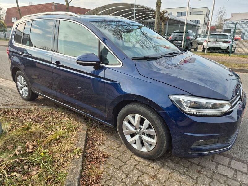 Blau Gebraucht 2019 VW Touran Comfortline Van / Kleinbus | 19.999 € (Guter Preis) - Bild 1/4