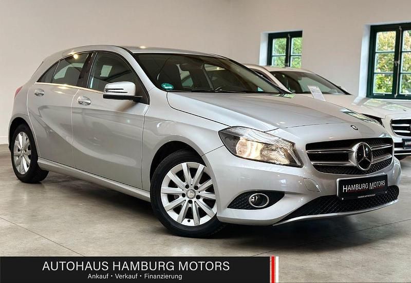 Silber Gebraucht 2014 Mercedes A180 Style Limousine | 10.690 € (Fairer Preis) - Bild 1/4