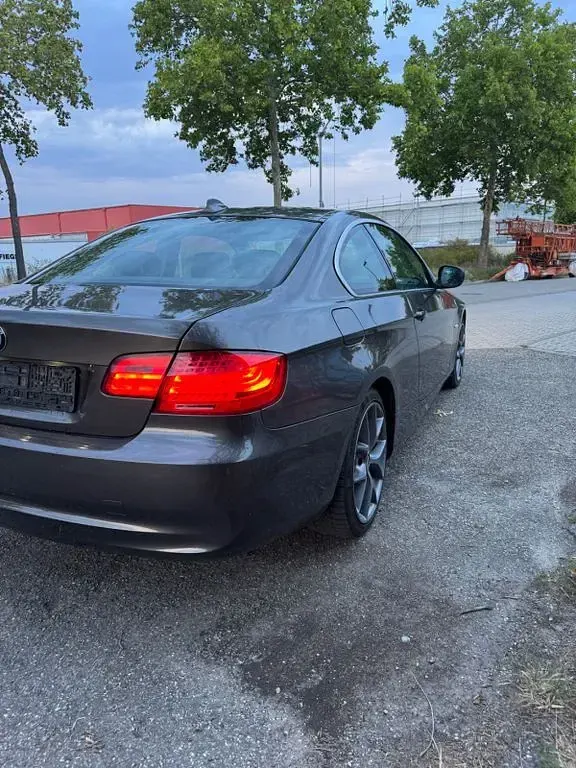 Gebraucht BMW 330 Sport Line 245 PS (180 kW) 2010 Braun Coupé