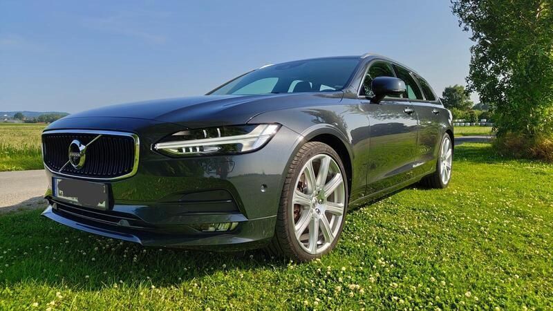 Grau Gebraucht 2017 Volvo V90 Momentum Kombi | 22.500 € (Fairer Preis) - Bild 1/4