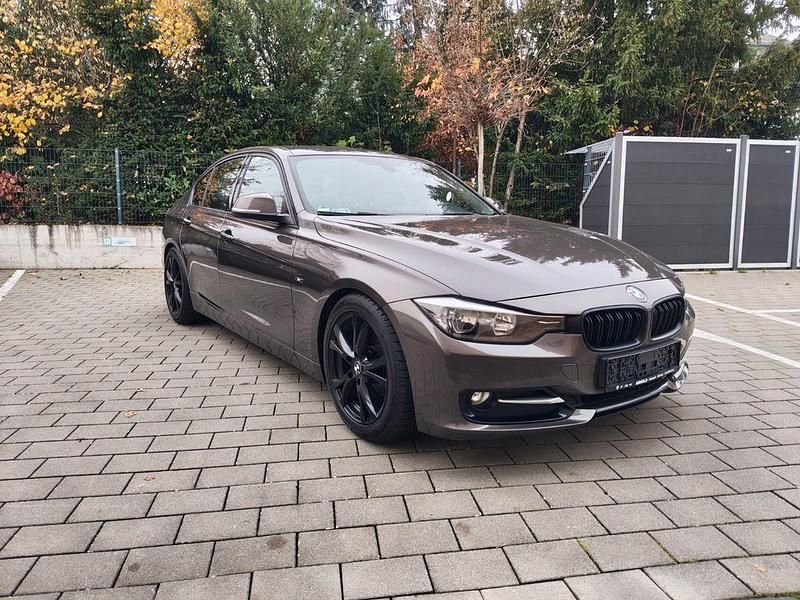 Braun Gebraucht 2013 BMW 318 Sport Line Limousine | 8.950 € (Fairer Preis) - Bild 1/4