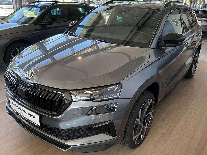 Graphite grau Neu 2025 Skoda Karoq SportLine SUV | 40.490 € (Teuer) - Bild 1/4