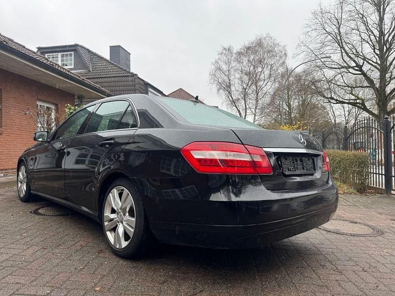 Gebraucht Mercedes E200 136 PS (100 kW) 2011 Schwarz Limousine