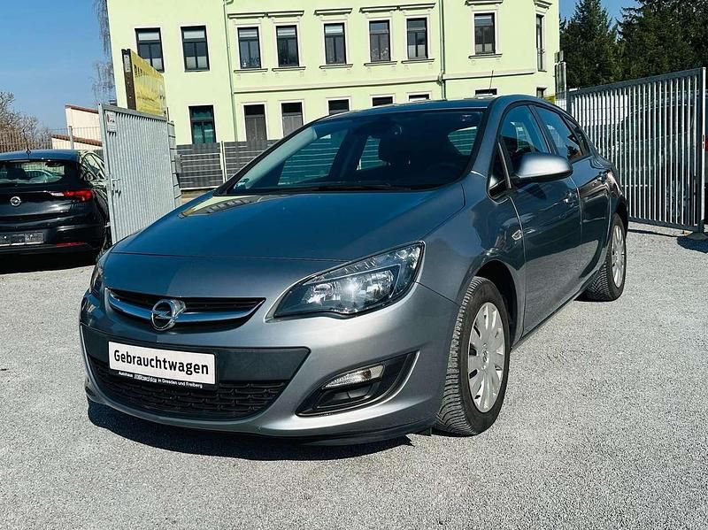Gebraucht Opel Astra Edition 120 PS (88 kW) 2013 Silbersee/perl silber (m2) Kleinwagen