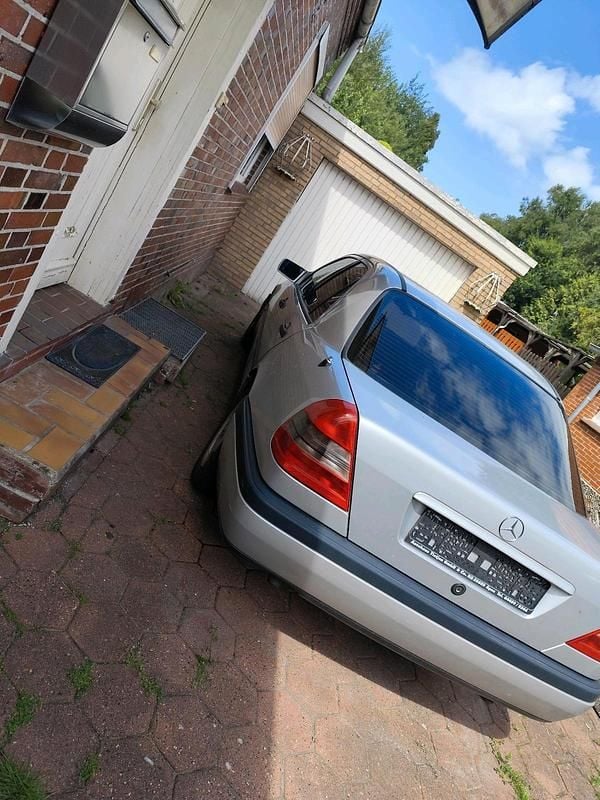 Silber Gebraucht 1996 Mercedes C180 Limousine | 600 € (Superpreis) - Bild 1/4