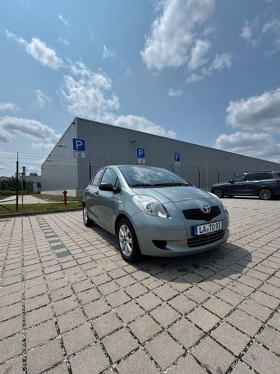 Grau Gebraucht 2008 Toyota Yaris Cool Limousine | 4.300 € (Fairer Preis) - Bild 1/4