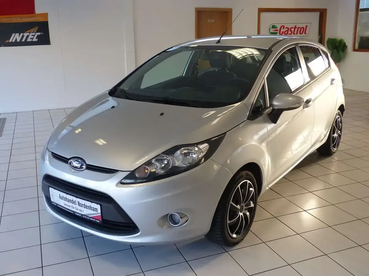 Gebraucht Ford Fiesta Champions Edition 115 PS (84 kW) 2012 Polarsilber Kleinwagen