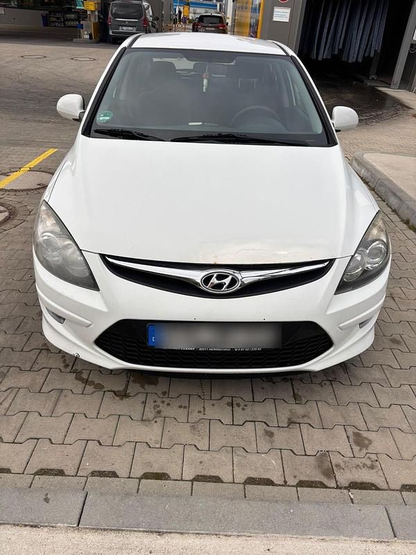 Weiß Gebraucht 2011 Hyundai i30 Kleinwagen | 2.890 € (Fairer Preis) - Bild 1/4