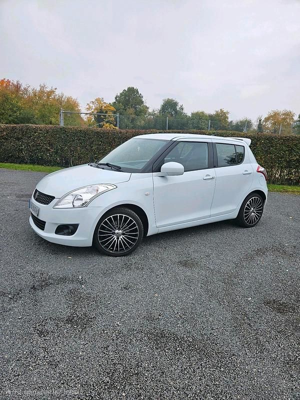 Weiß Gebraucht 2012 Suzuki Swift Comfort Kleinwagen | 7.699 € (Etwas zu teuer) - Bild 1/4