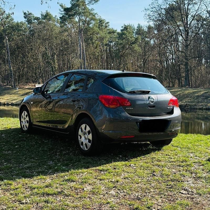 Gebraucht Opel Astra Selection 101 PS (74 kW) 2009 Grau Limousine