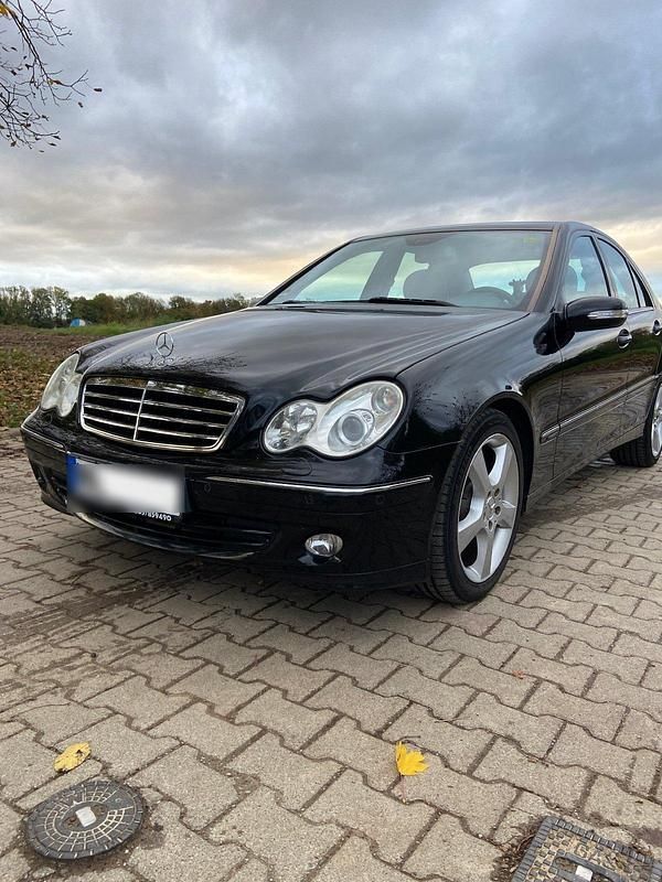 Schwarz Gebraucht 2006 Mercedes C230 Avantgarde Limousine | 4.100 € (Fairer Preis) - Bild 1/4