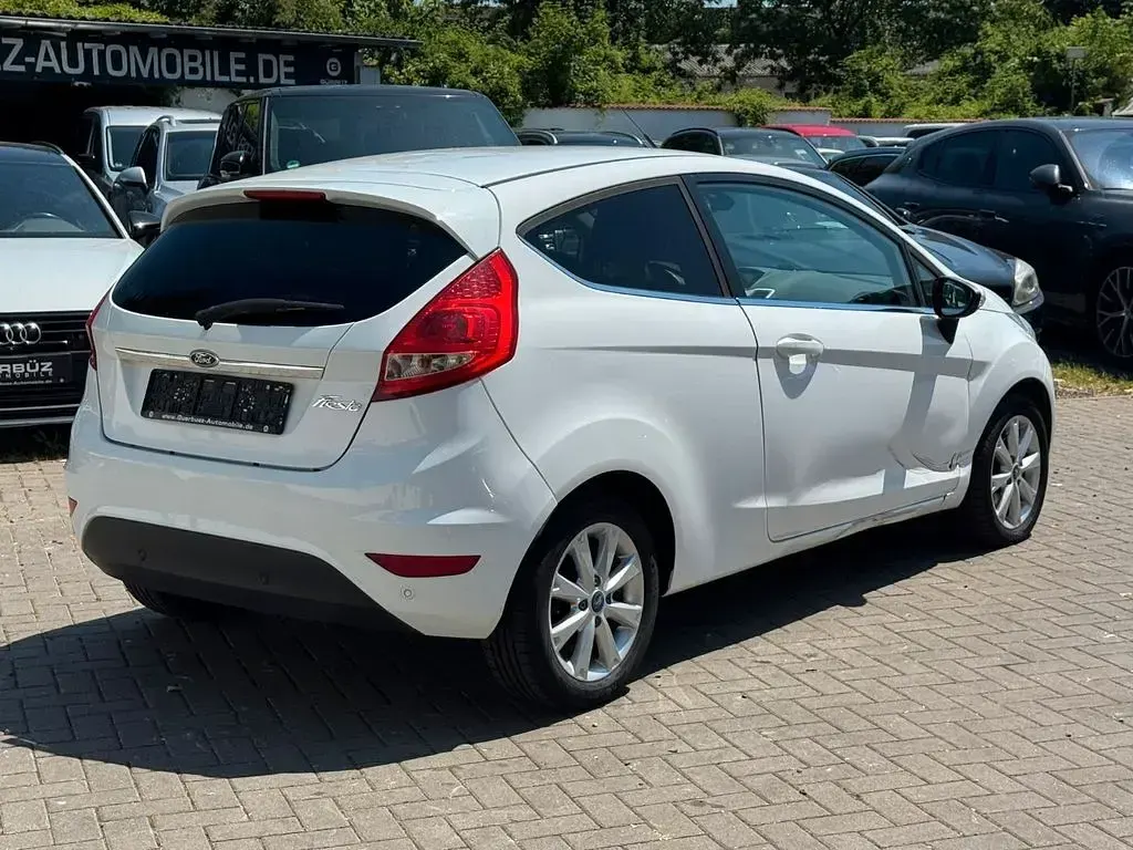 Gebraucht Ford Fiesta Titanium 82 PS (60 kW) 2011 Weiß Kleinwagen