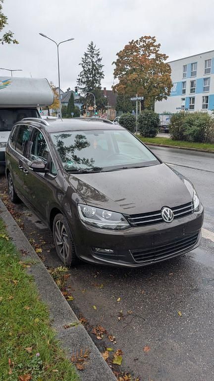 Braun Gebraucht 2017 VW Sharan Sound Van / Kleinbus | 16.000 € (Guter Preis) - Bild 1/4