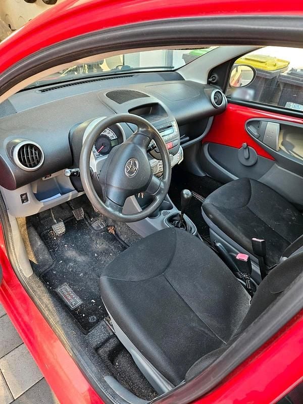 Gebraucht Toyota Aygo 68 PS (50 kW) 2010 Rot Kleinwagen