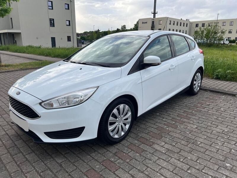 Weiß Gebraucht 2015 Ford Focus Limousine | 3.700 € (Superpreis) - Bild 1/4