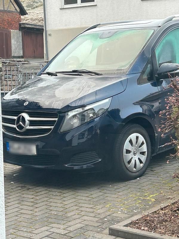 Blau Gebraucht 2017 Mercedes V220 Van / Kleinbus | 28.000 € (Superpreis) - Bild 1/4
