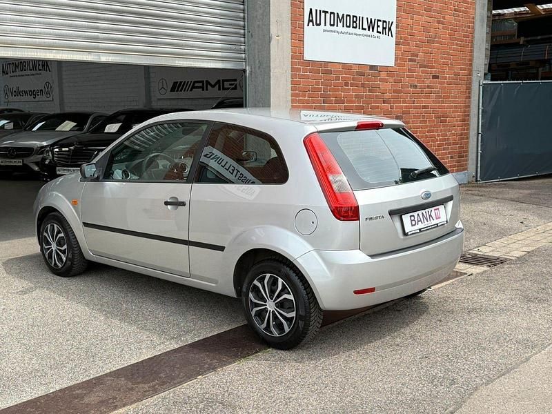 Gebraucht Ford Fiesta Trend 60 PS (44 kW) 2005 Silber Kleinwagen