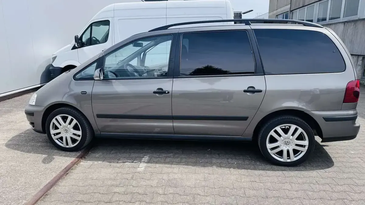Gebraucht VW Sharan Trendline 140 PS (102 kW) 2010 Grau Van / Kleinbus