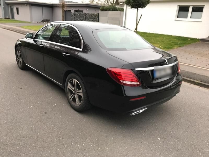 Gebraucht Mercedes E220 194 PS (142 kW) 2018 Schwarz Limousine