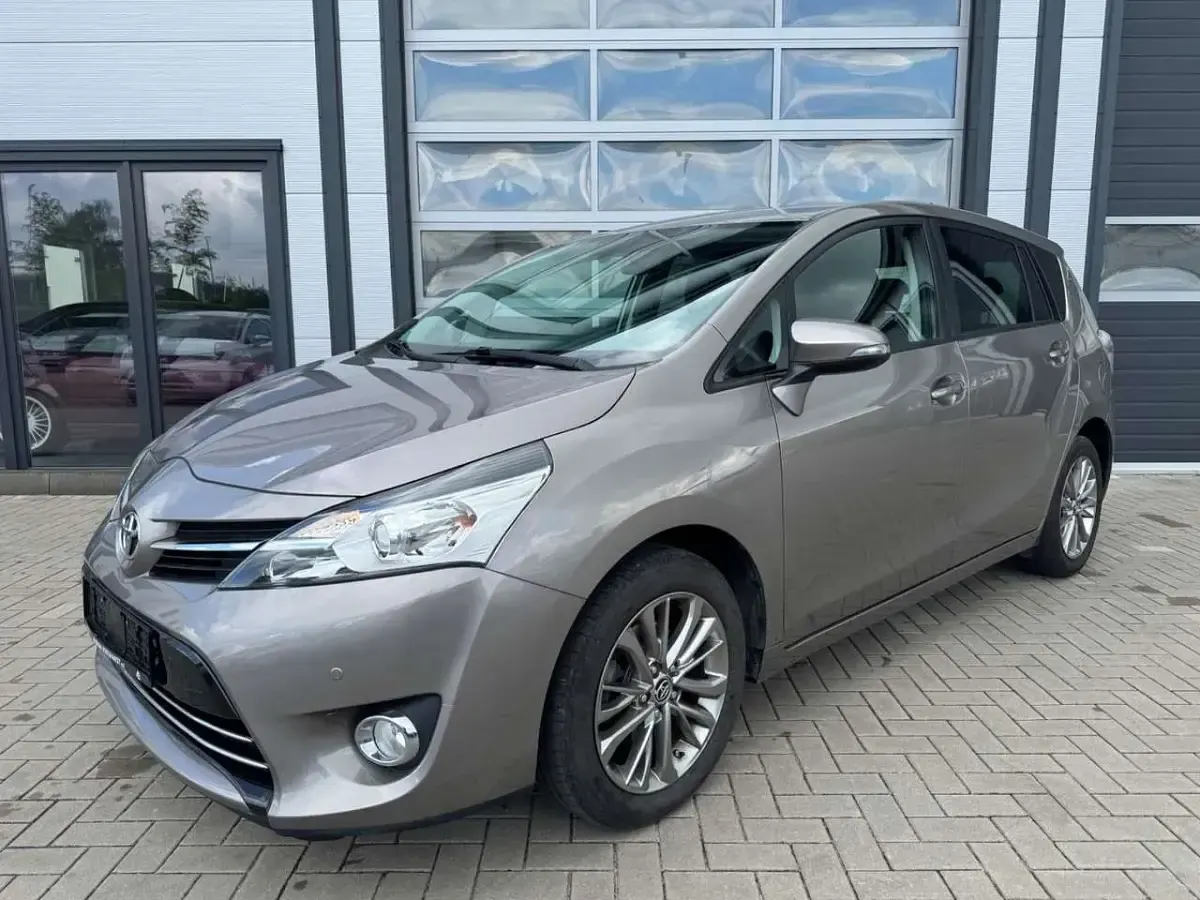 Gebraucht Toyota Verso Comfort 132 PS (97 kW) 2014 Avant garde bronze Van / Kleinbus
