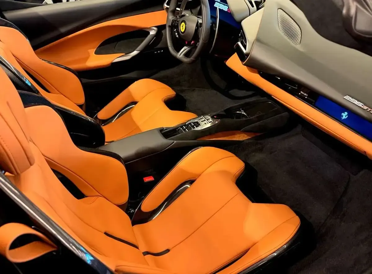 Nouă Ferrari 296 820 CP (603 kW) 2025 Gri Cabrio
