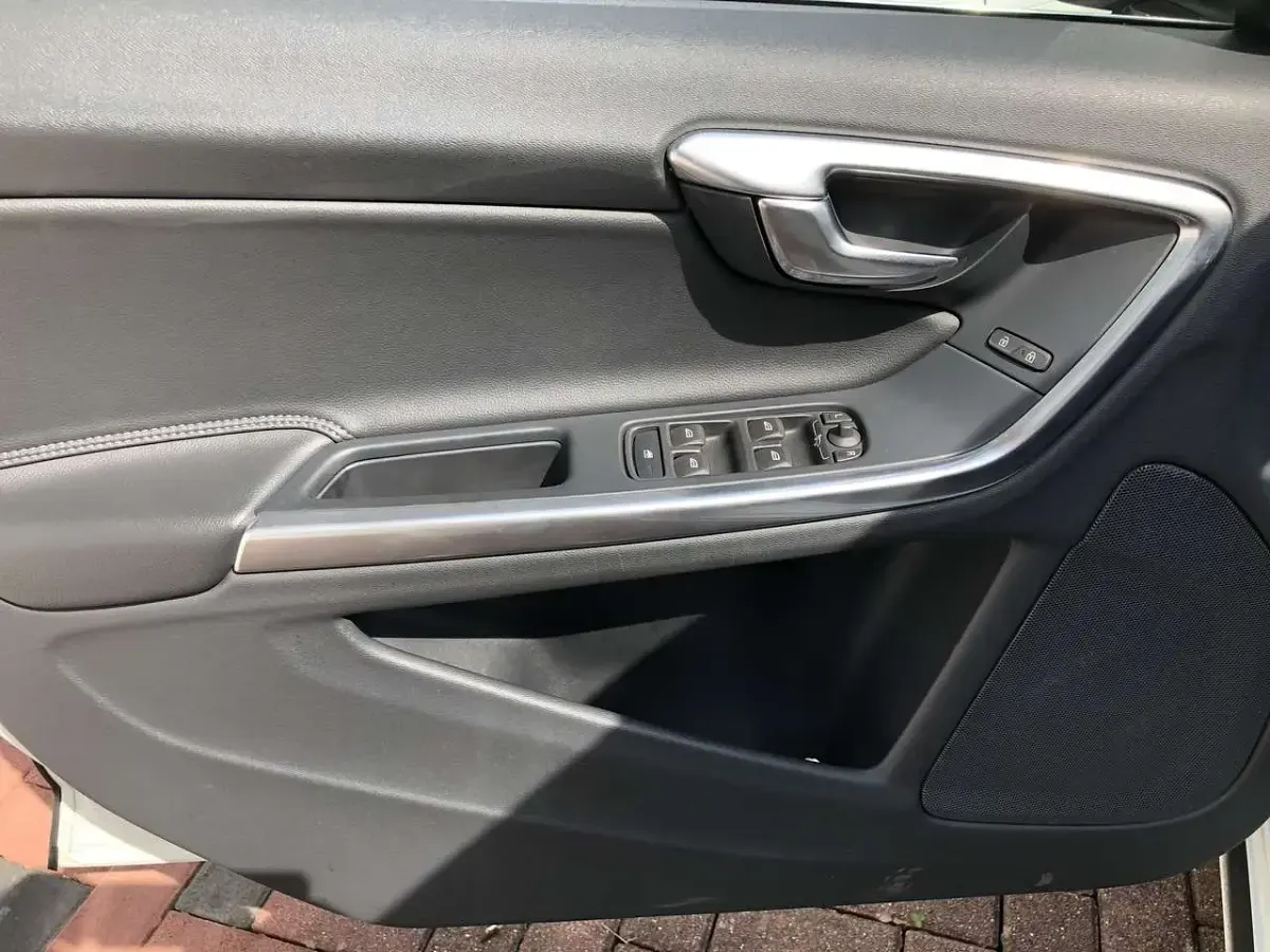 Gebraucht Volvo V60 Momentum 181 PS (133 kW) 2015 Weiß Kombi