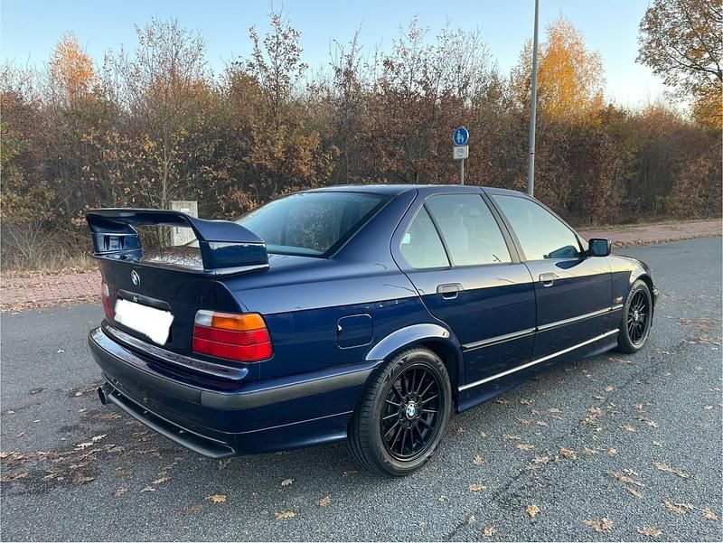 Blau Gebraucht 1994 BMW 325 Limousine | 9.999 € - Bild 1/4
