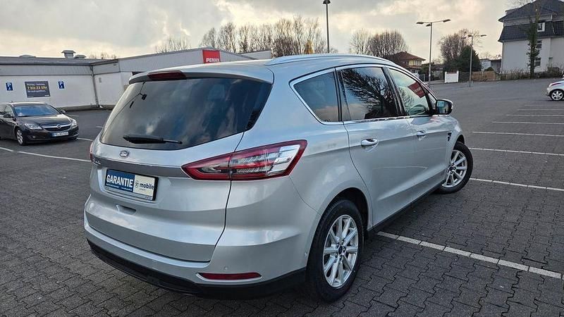 Gebraucht Ford S-MAX Titanium 150 PS (110 kW) 2017 Silber Van / Kleinbus