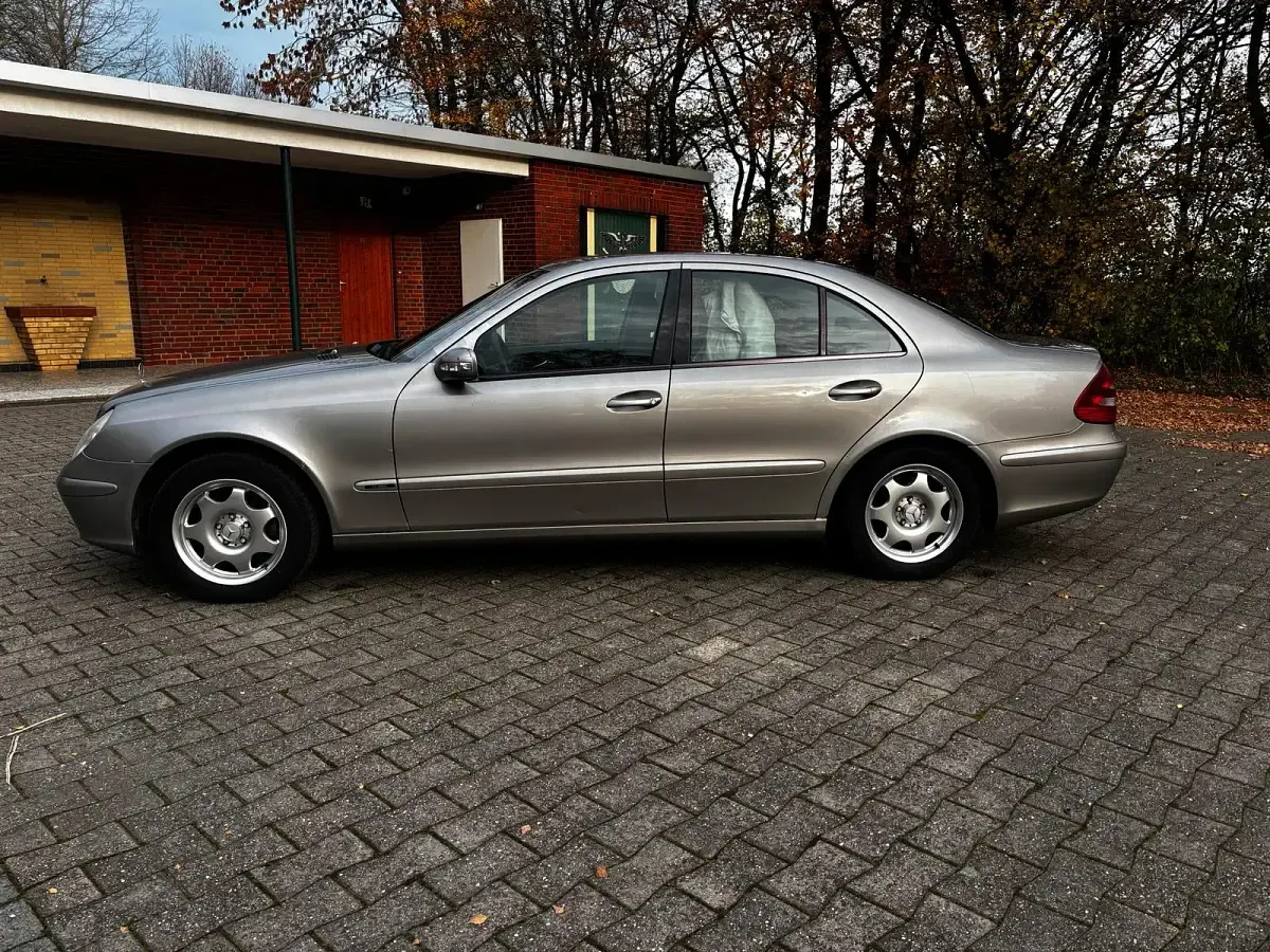 Gebraucht Mercedes E220 150 PS (110 kW) 2002 Braun Limousine