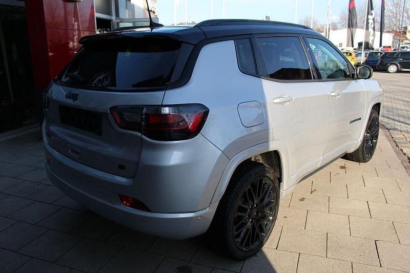 Gebraucht Jeep Compass 179 PS (131 kW) 2022 Silber SUV