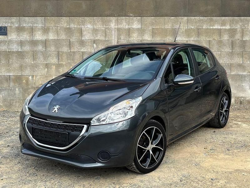 Grau Gebraucht 2013 Peugeot 208 Kleinwagen | 4.890 € (Fairer Preis) - Bild 1/4