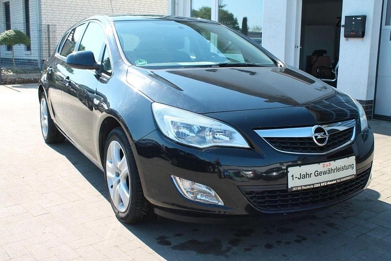 Gebraucht Opel Astra Design Edition 101 PS (74 kW) 2011 Schwarz Limousine